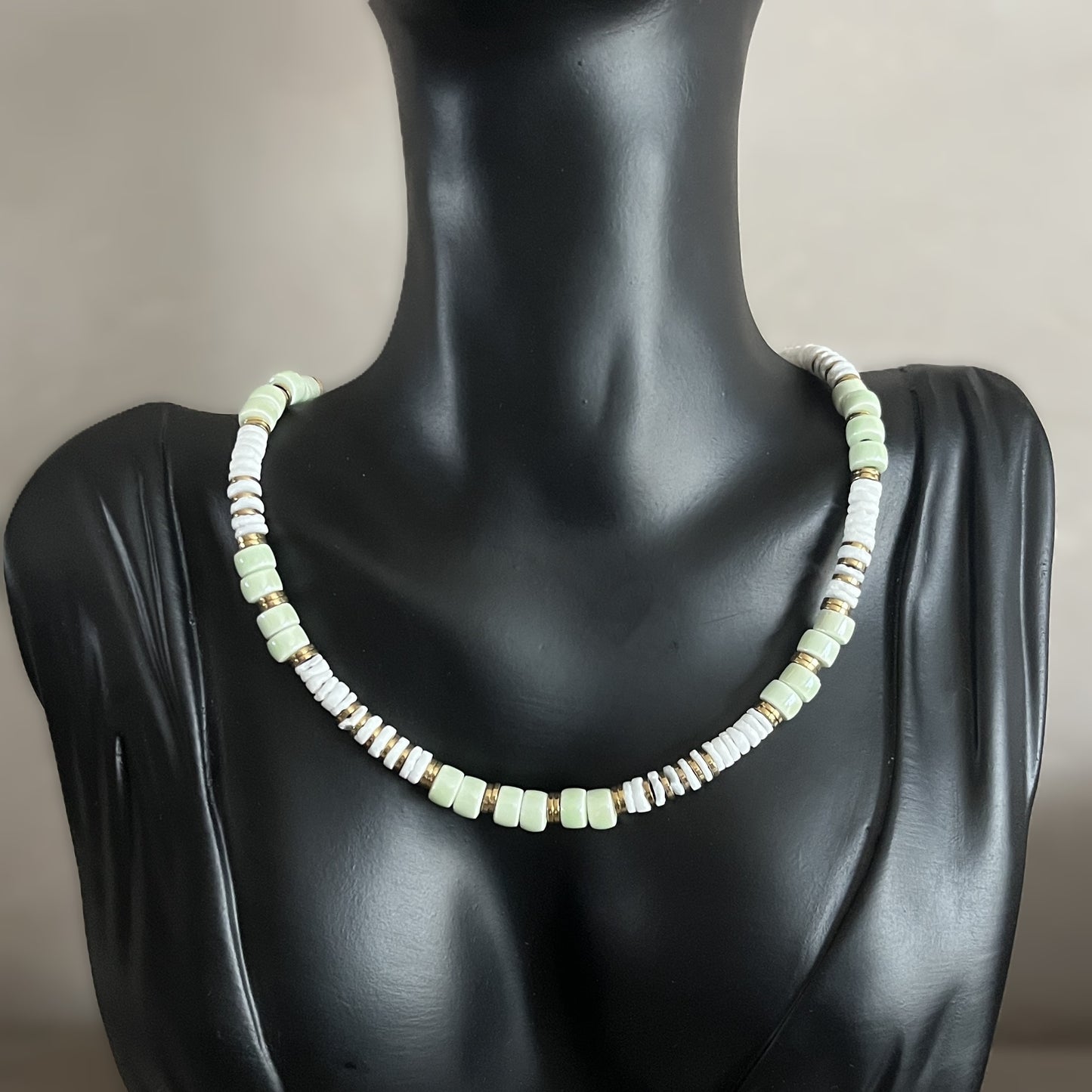 Collier Azalié en fine perles céramique émaillées (rose, bleu ou vert)